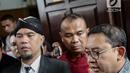 Wakil Ketua DPR Fadli Zon (kanan) memberi keterangan saat menghadiri sidang kedua musisi Ahmad Dhani di PN Jakarta Selatan, Senin (23/4). Ahmad Dhani dijerat Pasal 45A Ayat 2 juncto Pasal 28 Ayat 2 tentang UU ITE. (Liputan6.com/Faizal Fanani)
