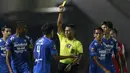 Pemain Persib Bandung, Bayu Fiqri mendapat kartu kuning saat melawan Persija Jakarta pada laga kedua final Piala Menpora 2021 di Stadion Manahan, Solo, Minggu (25/4/2021). (Bola.com/M Iqbal Ichsan)