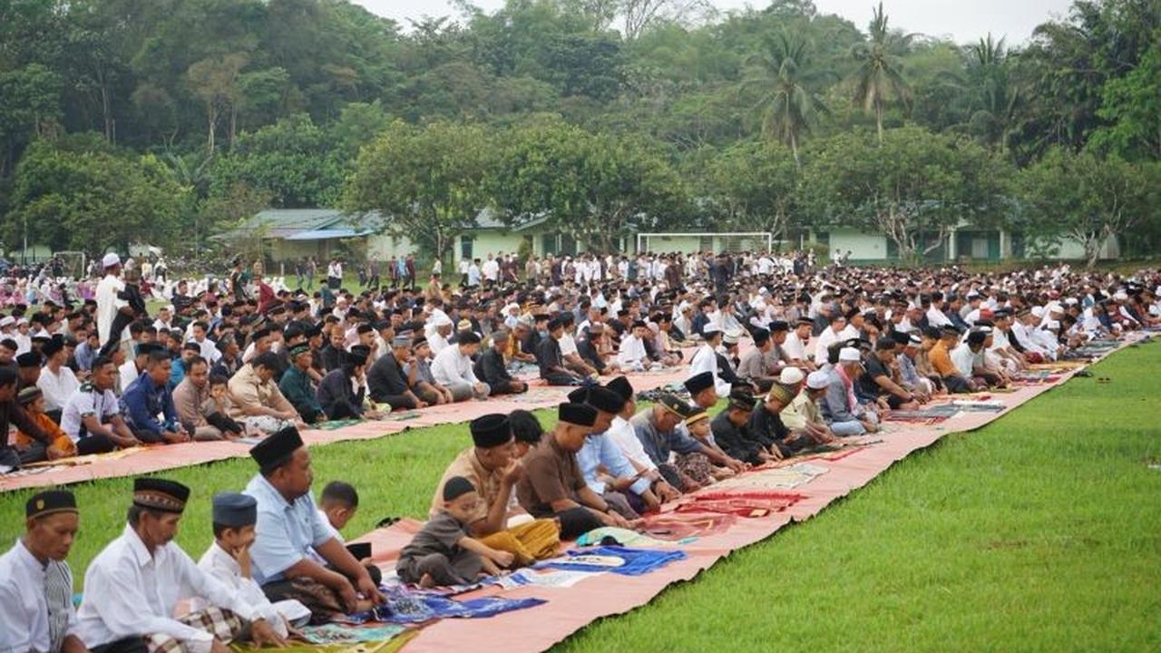 Ribuan Warga Bengkayang Khusyuk Tunaikan Shalat Idul Fitri 1447 H di Lapangan Kompi