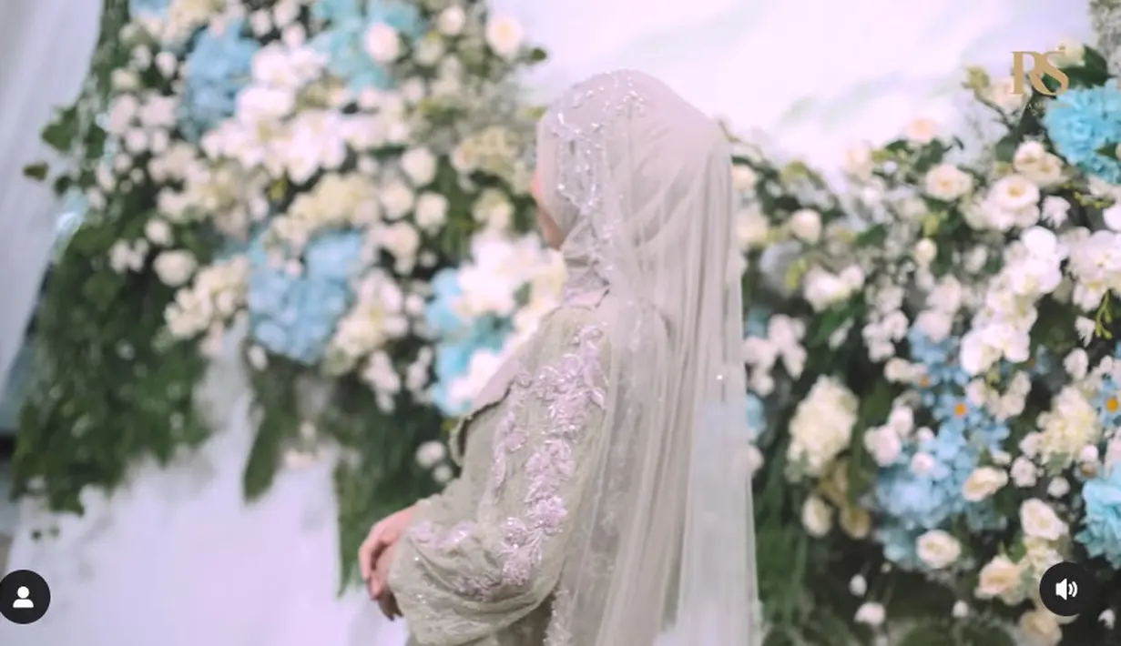 Veil berwarna serasi yang menjuntai pun melengkapi penampilan Adiba Khanza di momen tersebut. [Foto: Instagram/hijazpictura]
