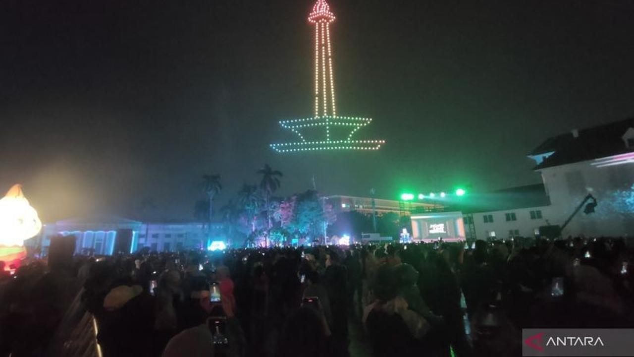 Puluhan Ribu Pengunjung Padati Kota Tua Rayakan Malam Tahun Baru dengan Kemeriahan Atraksi Drone