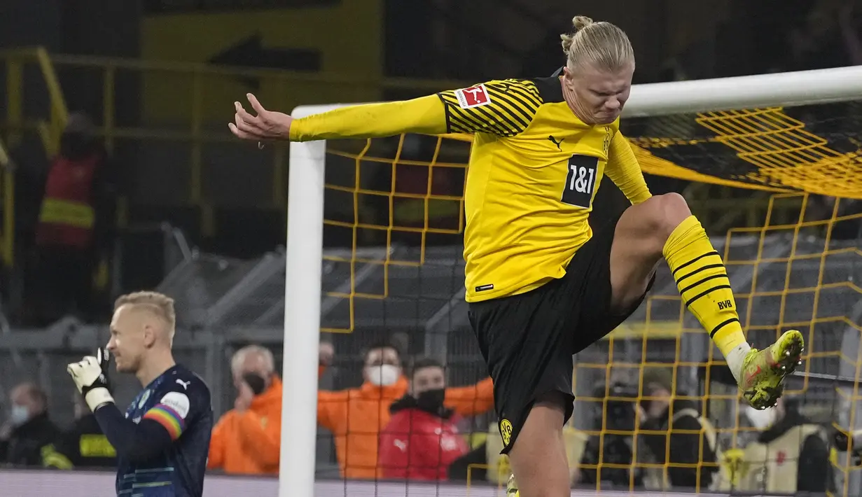 Erling Haaland. Striker berusia 21 tahun yang kini memasuki musim ketiganya berseragam Borussia Dortmund hingga kini telah mencetak 53 gol di Liga Jerman dari total 53 laga. Ia hanya berselisih 6 gol dari Timo Werner sebagai pemegang rekor yang telah hijrah ke Chelsea. (AP/Martin Meissner)