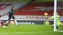 Pemain Leeds United Helder Costa mencetak gol ke gawang Arsenal pada pertandingan Liga Inggris di Emirates Stadium, London, Inggris, Minggu (14/2/2021). Arsenal menyikat Leeds United 4-2 dengan hattrick dari Pierre-Emerick Aubameyang. (Adam Davy/Pool via AP)