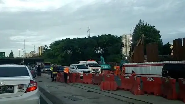 Kecelakaan terjadi di ruas tol Cawan dini hari tadi. Ternyata korban yang mengalami kecelakaan baru pulang dari melayat keluarganya.