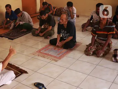 Sejumlah santri yang ternyata mereka adalah orang dengan gangguan jiwa (ODGJ) tengah mendengarkan siraman rohani usai menjalankan ibadah salat ashar di Pondok Pesantren Daarut Tasbih di Kota Bumi, Tangerang, Selasa (12/5/2020). (Liputan6.com/Angga Yuniar)