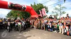 Danjen Kopassus, Mayjen TNI Madsuni mengibarkan bendera start saat membuka Komando Trail Adventure (Kotra) 2 di Yon 14 Grup 1 Kopassus, Bogor, Jawa Barat, Sabtu (8/4). Acara ini bagian perayaan HUT Kopassus ke-65. (Liputan6.com/Helmi Fithriansyah) 