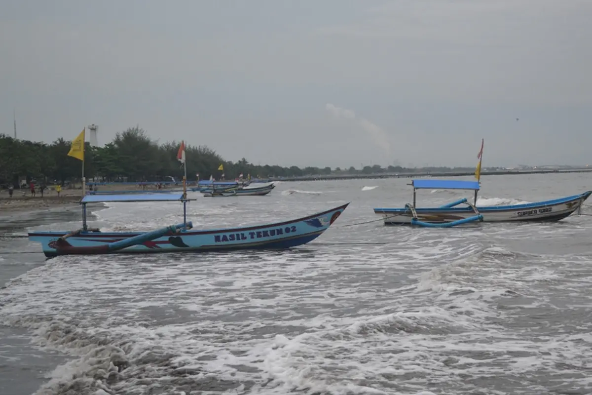 Nelayan pilih tambatkan perahu saat gelombang tinggi terjadi di pantai selatan Jawa. (Foto: Liputan6.com/Muhamad Ridlo)
