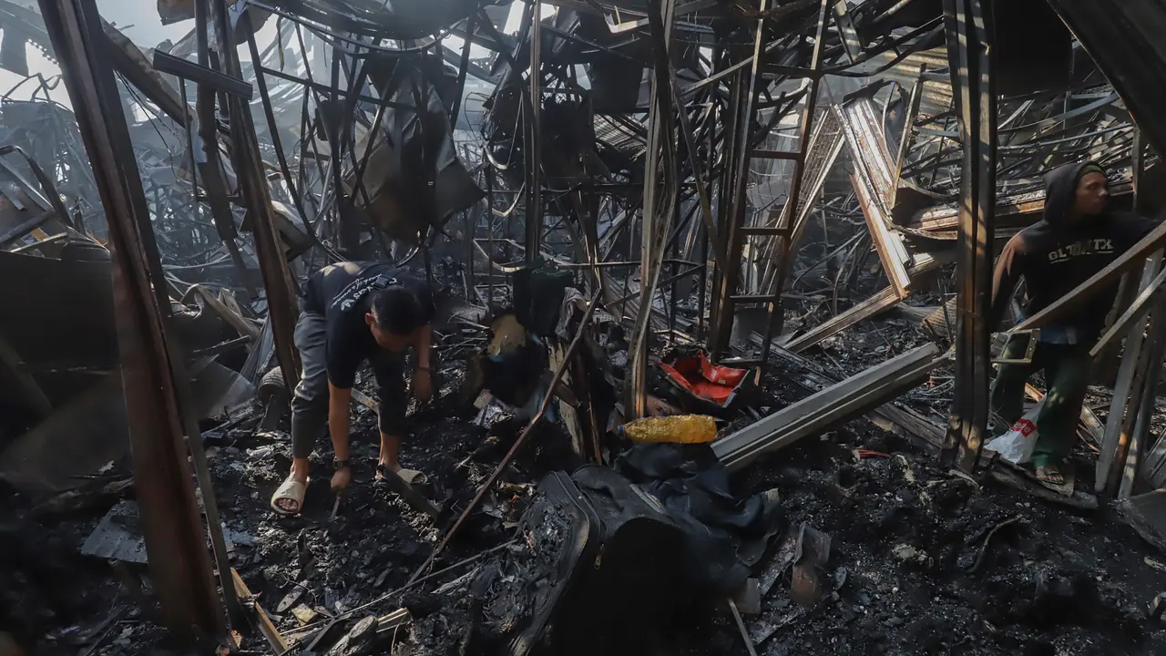 Penampakan Pasar Taman Puring Pasca-Kebakaran, Tinggal Puing Kerangka dan Kepulan Asap