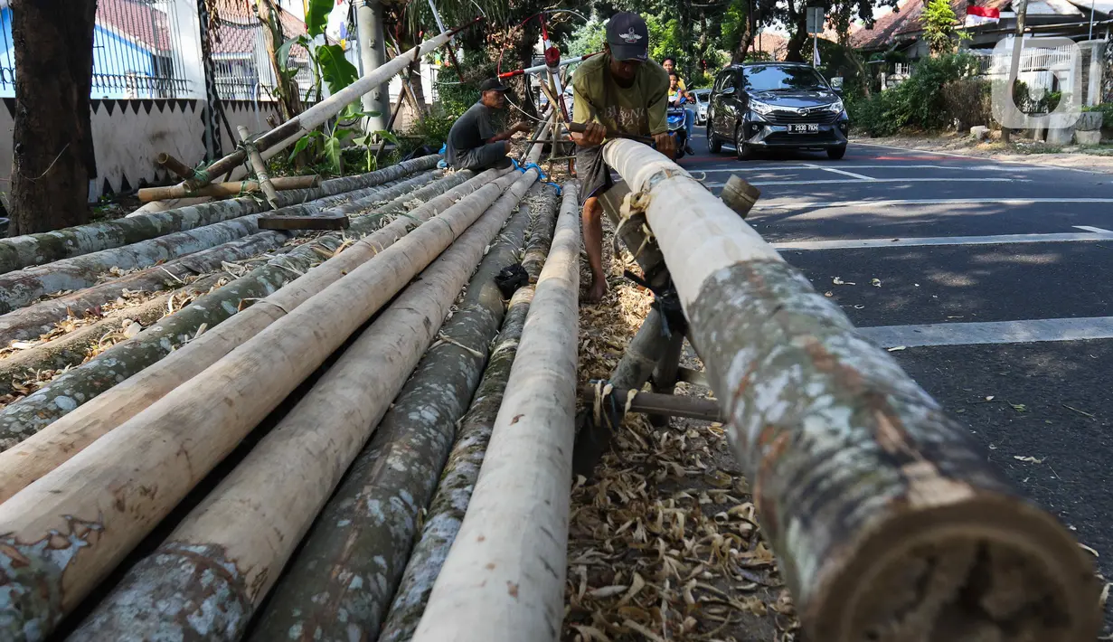 Pedagang menyebut dalam waktu sepekan terakhir permintaan batang pohon pinang ini meningkat untuk perlombaan 17 agustus nanti. (Liputan6.com/Herman Zakharia)