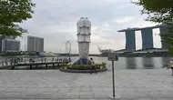 Para wisatawan mengunjungi Taman Merlion di Singapura pada 6 Maret 2020. Tempat-tempat wisata utama di Singapura sepi dari turis di tengah epidemi virus corona COVID-19. (Xinhua/Then Chih Wey)