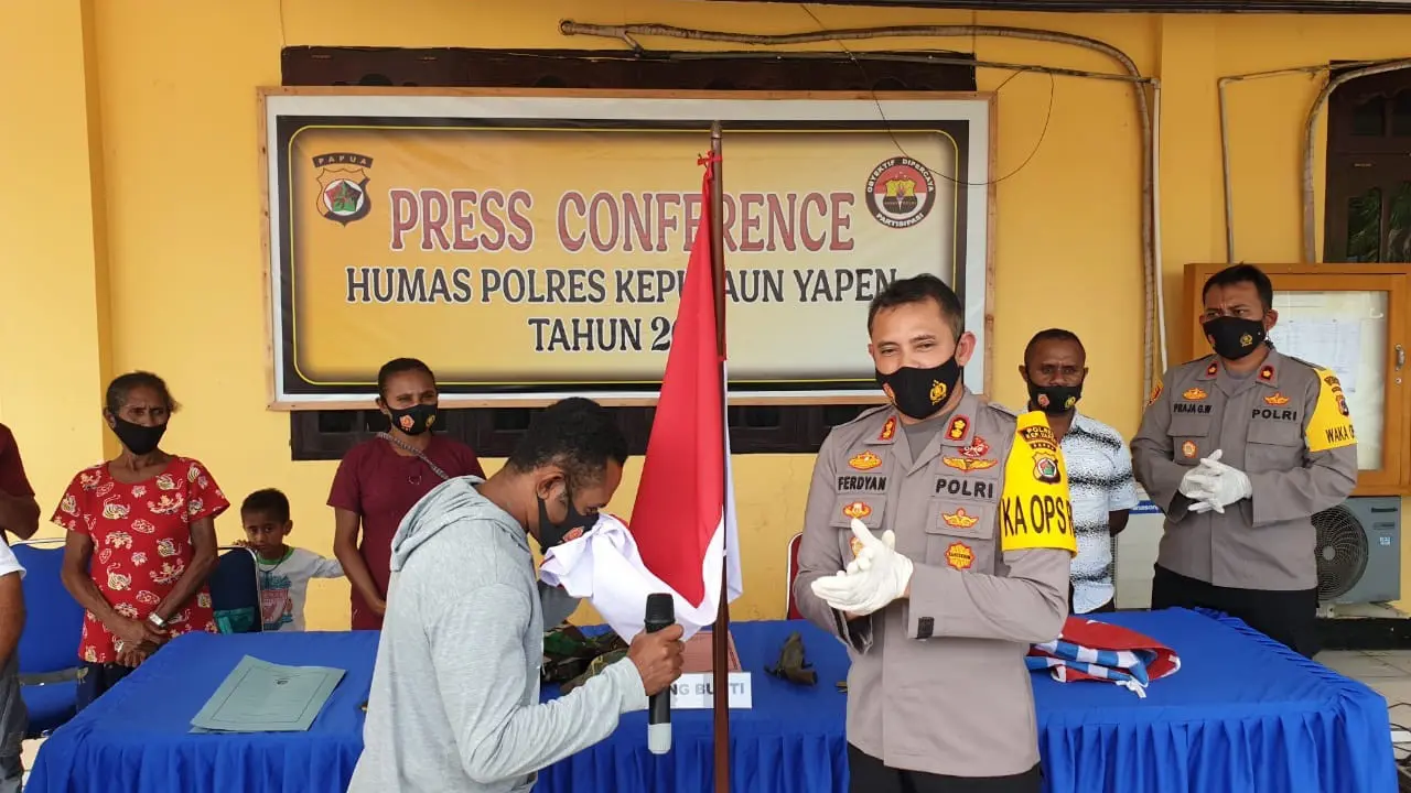 Komandan Sektor Kelompok Kriminal Bersenjata (KKB) Kosiwo Kabupaten Kepulauan Yapen Papua, Noak Orarei menyatakan diri kembali ke NKRI. (