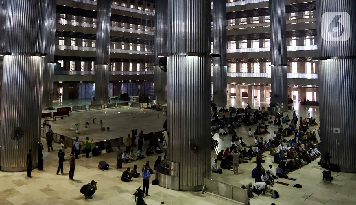 Umat Muslim menunaikan Salat Dhuzur di Masjid Istiqlal, Jakarta, Jumat (20/3/2020). Masjid Istiqlal memutuskan menunda pelaksanaan salat Jumat selama 2 pekan ke depan. Hal itu dilakukan untuk mencegah penyebaran virus Corona (COVID-19) yang semakin masif di DKI Jakarta. (Liputan6.com/Johan Tallo)
