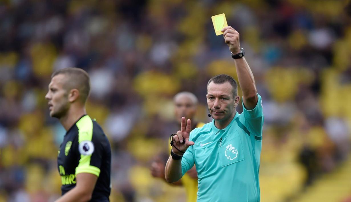 Pemain Arsenal, Jack Wilshere, mendapat kartu kuning setelah melanggar pemain Watford pada laga Premier League 2016-17 di Vicarage Road, Sabtu (27/8/2016). (Reuters/Hannah Mckay)
