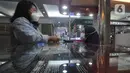Penjual berbincang dengan calon pembeli di salah satu toko emas di Poins Square Lebak Bulus, Jakarta, Senin (4/1/2021). Dampak pandemi COVID-19, sejumlah pemilik kios di pusat berbelanjaan tersebut mengaku mengalami penurunanan omzet hingga 50 persen. (merdeka.com/Arie Basuki)