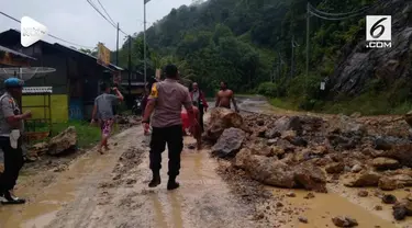 Hujan deras mengakibatkan longsor di perbatasan Riau dan Sumatera Barat. Material longsor berjatuhan menutupi sebagian jalan Riau-Sumbar.