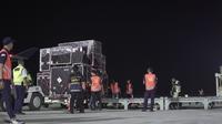 Proses loading kargo WSBK Mandalika 2023 di Bandara Lombok. (Istimewa)