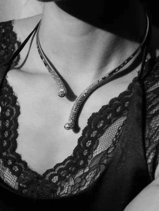 Perhiasan tersebut berhasil menambah elegansi gaya yang begitu sempurna.  [Foto: Frank & Co]