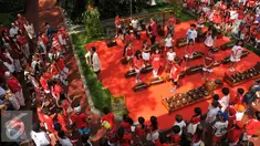Ratusan siswa menyanyikan lagu Kemerdekaan Indonesia di pelataran Jakarta Intercultural School (JIS) Pattimura, Jakarta, Rabu (24/8). Peringatan HUT RI dimeriahkan oleh siswa JIS dengan mengadakan sejumlah perlombaan. (Liputan6.com/Gempur M Surya)