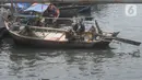 Perahu nelayan tradisional bersandar di dermaga Kampung Nelayan Cilincing, Jakarta, Kamis (2/9/2021).  Jumlah nelayan di Indonesia terus menurun, pada April 2020 jumlahnya mencapai 2,15 juta orang. (merdeka.com/Imam Buhori)