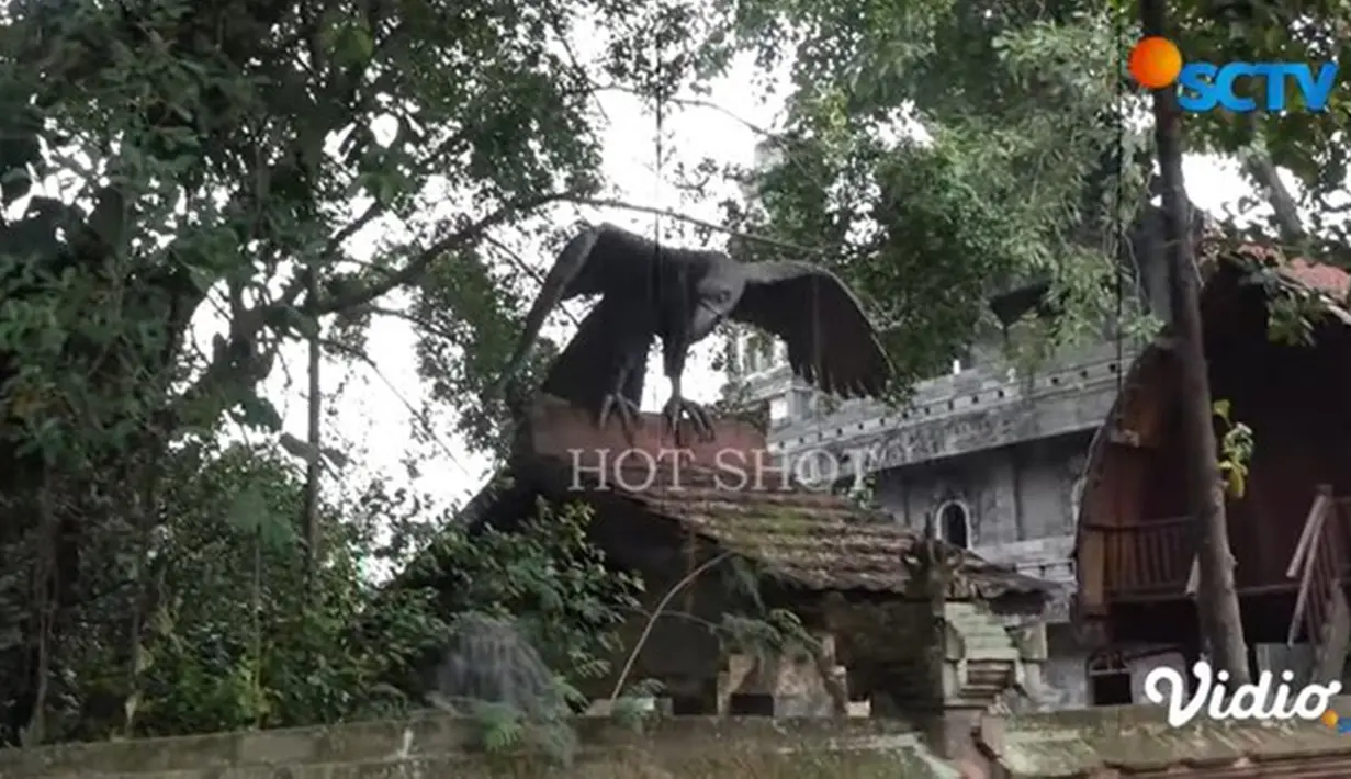 Dilansir dari kanal YouTube SCTV, tampak kondisi rumah mendiang Ki Joko Bodo sekitar 2 bulan lalu. Kediamannya itu terlihat cukup lengang dan kosong. Bangunan itu minim tanah dan semen, hanya dipenuhi dengan batu-batu alam yang konon berasal dari Gunung Merapi. (Liputan6.com/YouTube/SCTV)