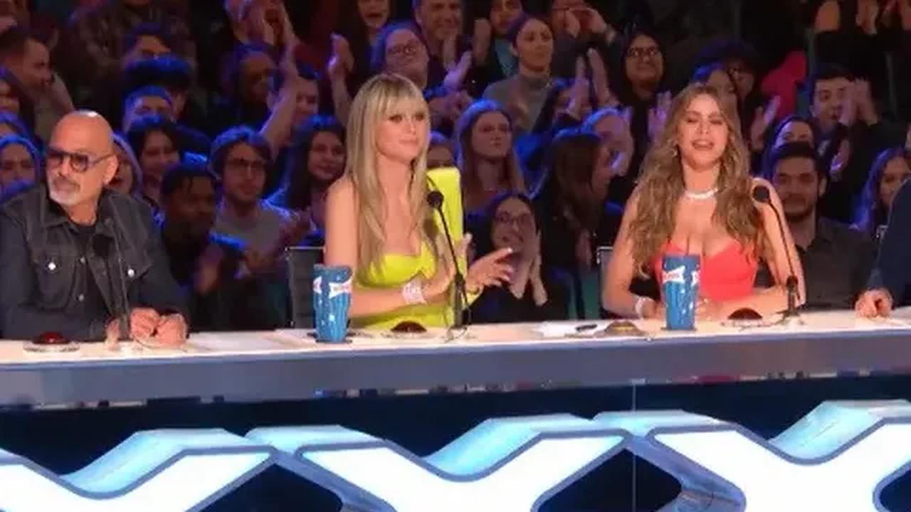 "Apa yang akan kamu lakukan dengan satu juta dolar itu?" tanya Heidi Klum, salah satu juri wanita AGT.
