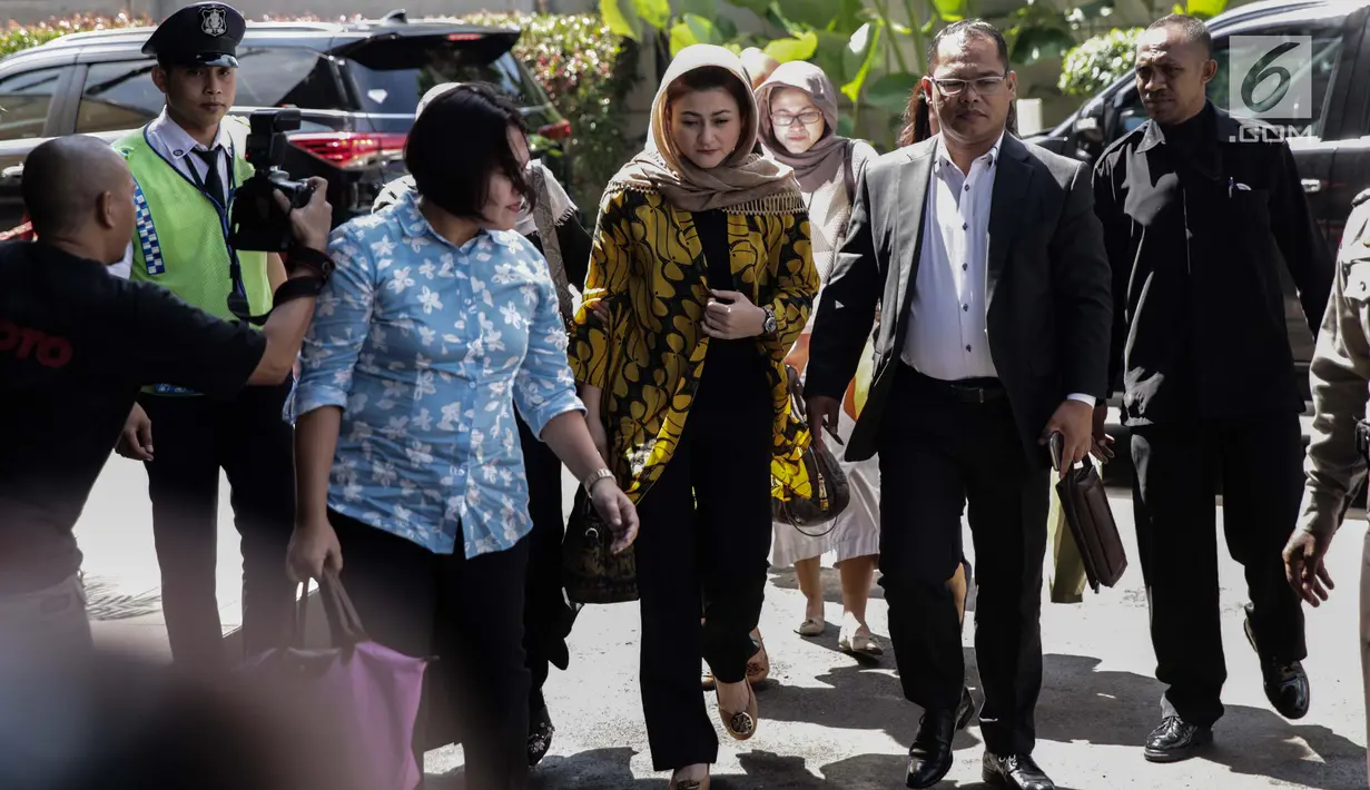 Istri tersangka kasus korupsi KTP Elektronik Setya Novanto, Deisti Astriani Tagor tiba di Gedung KPK, Jakarta, Senin (20/11). Deisti dipanggil KPK untuk menjadi saksi kasus e-KTP yang menjerat suaminya yang juga Ketua DPR. (Liputan6.com/Faizal Fanani)