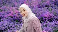 6 Potret Ririe Fairus di Taman Bunga, Padukan Riasan Wajah Natural dan Hijab Warna Pastel nan Sejuk
