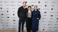 Gaya Glamor Meghan Markle Promosi Film Dokumenter, Kursi Seharga Rp115 Juta Tak Laku