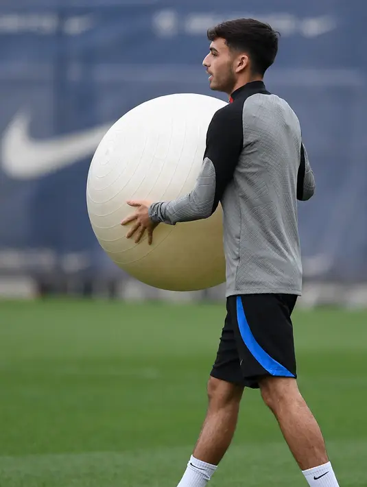 Gelandang Barcelona Spanyol Gavi menghadiri sesi latihan bersiap menjamu Inter Milan pada matchday 4 Grup C Liga Champions di tempat latihan Joan Gamper di Sant Joan Despi, Selasa (11/10/2022). Barcelona menghadapi laga krusial atau laga hidup mati menghadapi Inter Milan pada fase grup C Liga Champions. (Photo by Josep LAGO / AFP)