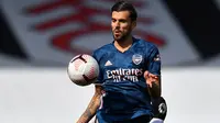 Dani Ceballos dalam duel Arsenal versus Fulham di Craven Cottage, London, Sabtu (12/9/2020). (Ben Stansall/Pool/AFP)