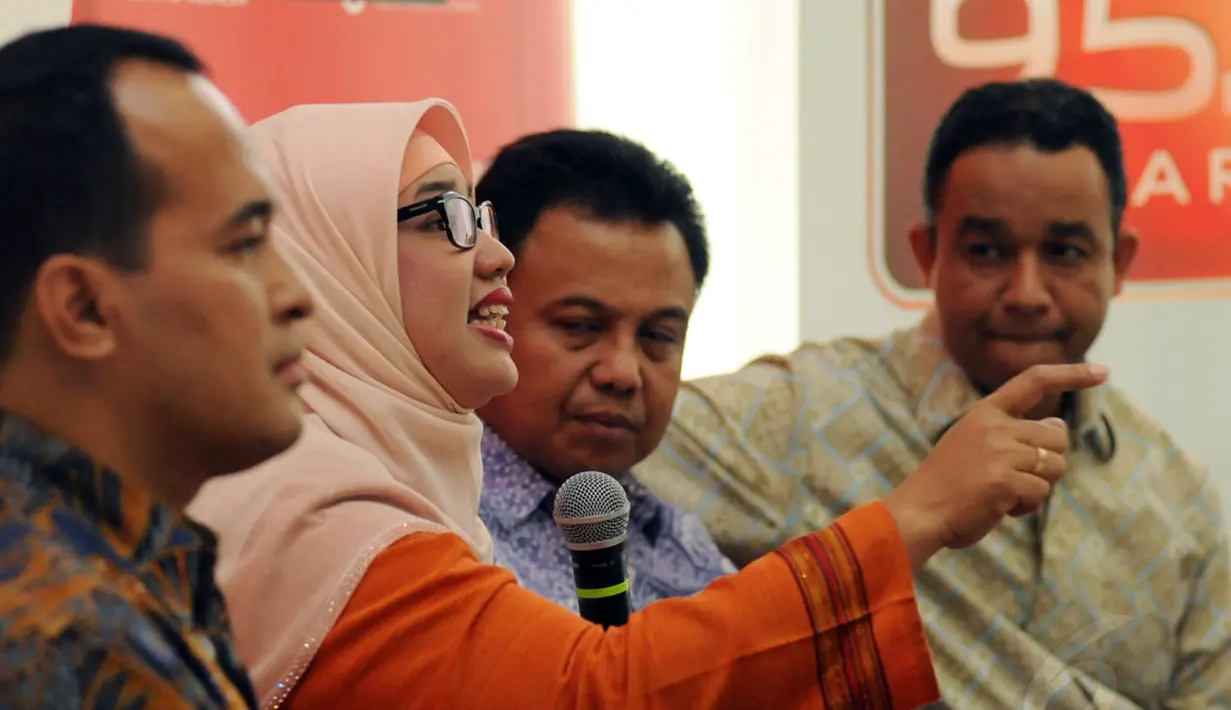 Perwakilan dari Federasi Serikat Guru Indonesia, Retno Listiyarti (kedua dari kiri) menyampaikan pendapatnya dalam diskusi "Mencari Kurikulum yang Maksimum" di Jakarta, (13/12/2014). (Liputan6.com/Helmi Fithriansyah)