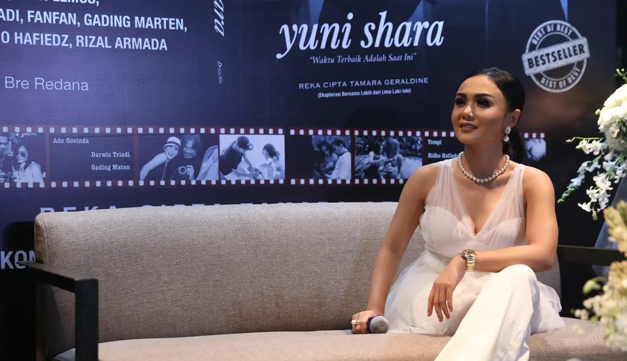 Penyanyi Yuni Shara baru saja merilis buku biografi. Kegagalan rumah tangga hingga resep awet muda dituangkan bukunya. Tidak hanya sampai disitu, buku itu juga memuat foto-foto kesehariannya yang harang diketahui orang lain. (Nurwahyunan/Bintang.com)