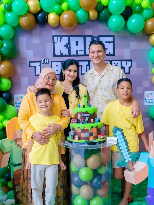 Dua anak mereka pun tidak kalah menarik, mengenakan kaus kuning yang membuat keseluruhan keluarga terlihat harmonis. [@titi_kamall].