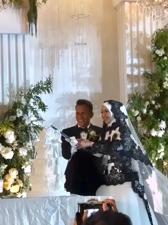 8 Gaya Anti Mainstream Adiba Khanza Menikah dengan Egy Maulana Dibalut Gaun Pengantin Monokrom