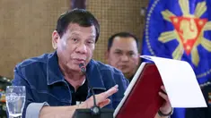 Presiden Filipina Rodrigo Duterte (tengah) menyampaikan pidato di Istana Presiden Malacanang, Manila, Kamis (12/3/2020). Duterte mengumumkan lockdown untuk Kota Manila demi mencegah penyebaran virus corona COVID-19. (Richard Madelo/Malacanang Presidential Photographers Division via AP)
