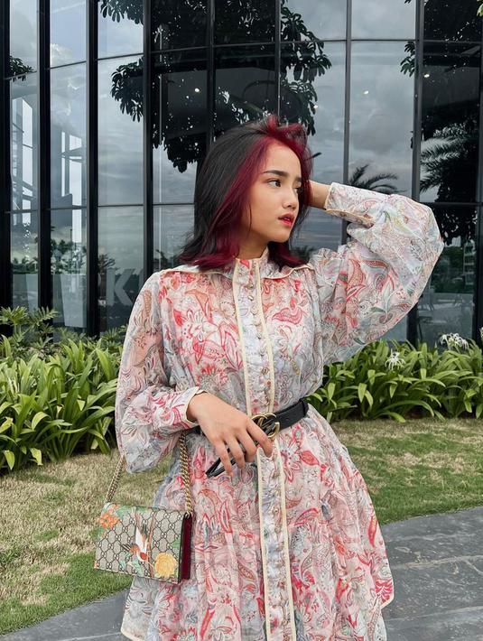 Di awal kemunculannya dengan gaya rambut bob, ia sempat dihujat karena dinilai terlalu terobsesi untuk menjadi 'the next Vanessa Angel'. Baru-baru ini Fuji tampil jauh lebih keren dengan rambut baru yang menambahkan warna merah di bagian depan. (Liputan6.com/IG/@fuji_an)