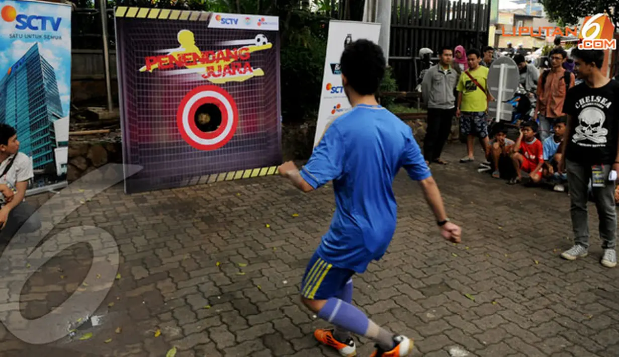 Seorang peserta sedang beraksi dalam lomba penendang juara pada ajang 3 on 3 Futsal Challenge Road to BPL di Universitas Gunadarma (Liputan6.com/Andrian Martinus)