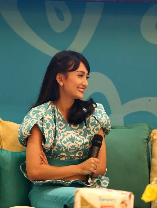 Pemeran film Opera Jawa bangga melihat tumbuh kembang dan kebersamaan kedua anaknya itu. (Nurwahyunan/Bintang.com)