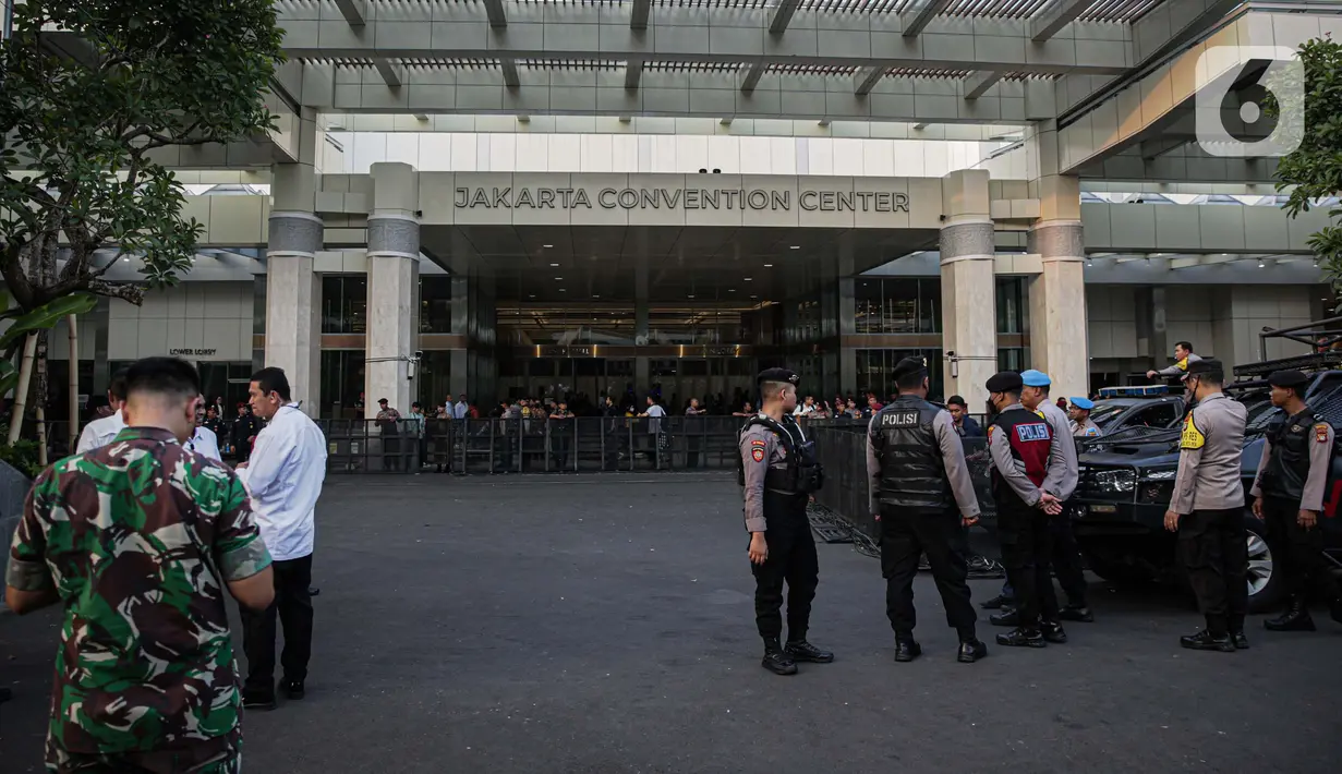 <p>Sejumlah petugas pengamanan KPU dan kepolisian serta TNI berjaga di depan area debat kedua Capres-Cawapres 2024 di Jakarta Convention Center, Jumat (22/12/2023). (Liputan6.com/Faizal Fanani)</p>