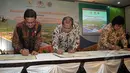 Menteri Siti Nurbaya (kiri), Menteri Marwan Jaffar (tengah) dan Menteri Ferry Mursyidan Baldan menandatangi MoU terkait pengadaan sembilan juta Hektare Lahan Transmigrasi di kantor Kementerian Desa PDDT, Jakarta, Jumat (8/5). (Liputan6.com/Yoppy Renato)