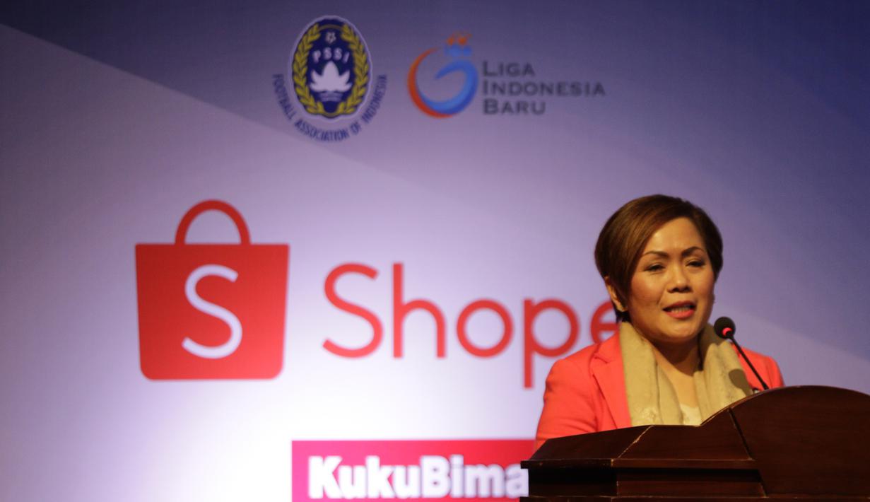 Direktur SCM, Harsiwi Achmad, memberikan sambutan saat Peluncuran Shopee Liga 1 di SCTV Tower, Jakarta, Senin (13/5). Sebanyak 18 klub akan bertanding pada Liga 1 mulai tanggal 15 Mei. (Bola.com/Vitalis Yogi Trisna)