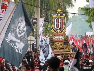 Kemeriahan parade budaya yang diadakan oleh Bali United di sepanjang Jalan By Pass Dharma Giri menuju Stadion Kapten I Wayan Dipta, Bali, Senin (23/12). Parade budaya diadakan untuk merayakan gelar juara Bali United. (Bola.com/Aditya Wany)