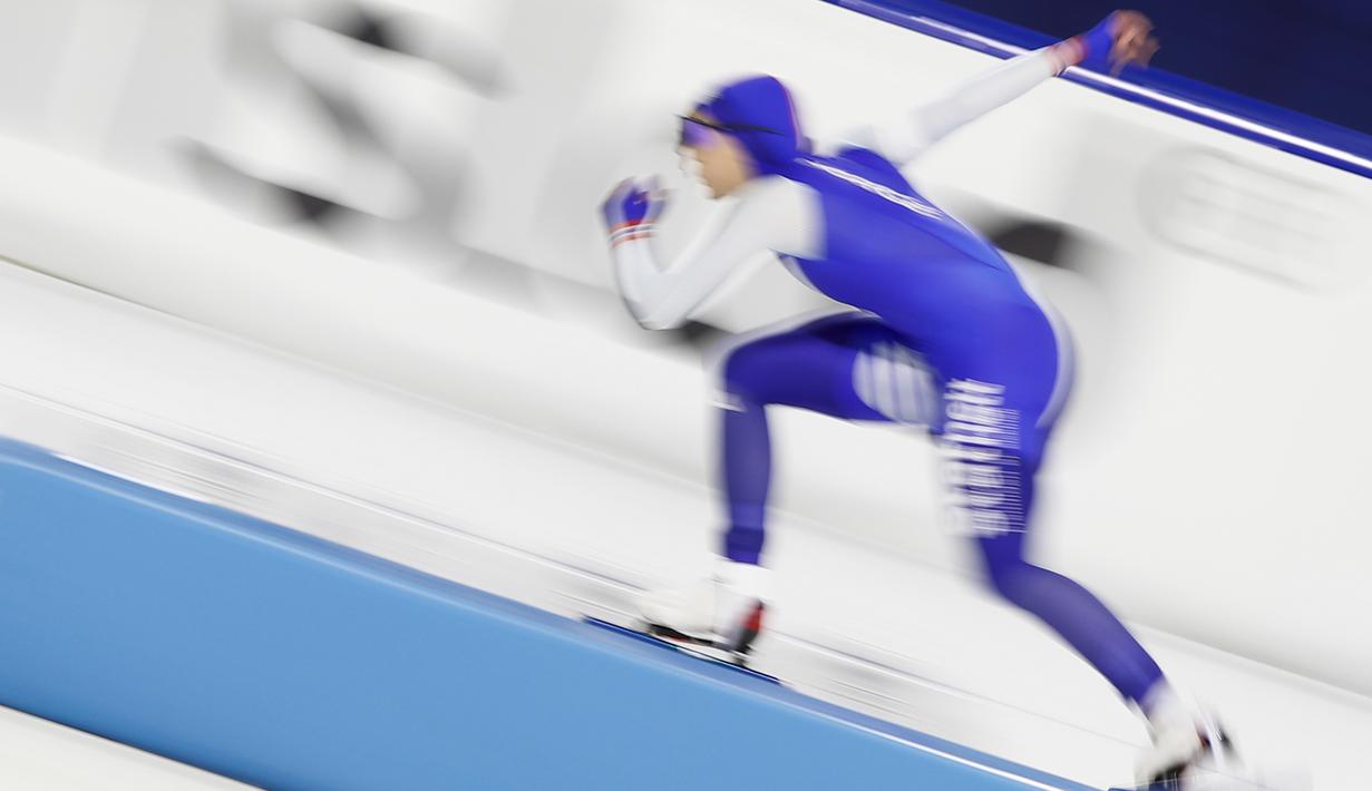 Julie Nistad Samsonen berlari kencang dalam perlombaan 500 meter putri Piala Dunia Speedskating di arena es Thialf, Heerenveen. (Foto: AP/Peter Dejong)