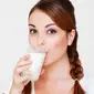 Ilustrasi Minum Susu (iStockphoto)