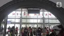 Sejumlah calon penumpang mengantre untuk memasuki rangkaian kereta api Airlangga yang berhenti di Stasiun Pasar Senen, Jakarta, Minggu (10/4/2022). Memasuki pekan kedua Ramadhan, gelombang arus mudik di Stasiun Pasar Senen mulai terlihat. (Liputan6.com/Herman Zakharia)