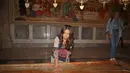 Miss Universe 2020 dari Meksiko Andrea Meza mengunjungi Makam Suci di Kota Tua Yerusalem, Rabu (17/11/2021). Andrea Meza menjadi ratu sejagad tersingkat dalam sejarah karena pandemi setelah dinobatkan sebagai Miss Universe pada Mei 2021. (AFP/Ahmad Gharabli)