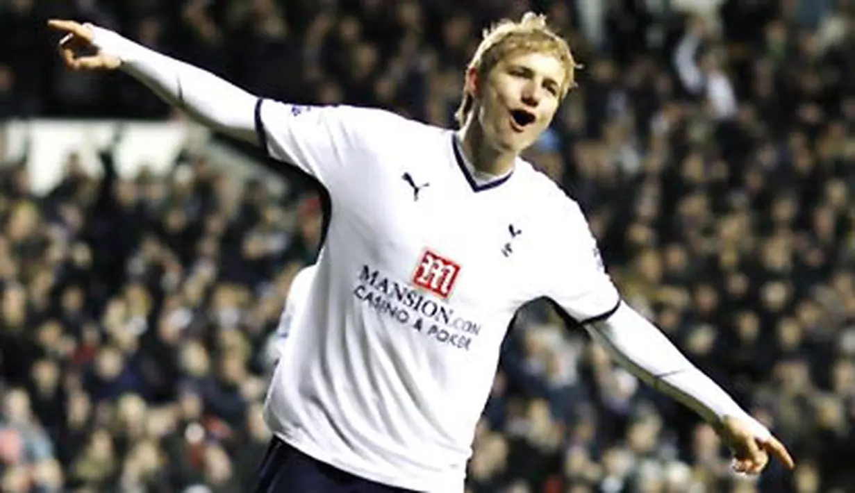 Tottenham's Russian Striker Roman Pavlyuchenko celebrates scoring a penalty during their FA Cup 3rd Round match against Wigan at White Hart Lane, London, on January 2, 2009. AFP PHOTO/Glyn Kirk