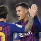 Pemain Barcelona, Philippe Coutinho, merayakan gol yang dicetak Lionel Messi ke gawang Sevilla pada laga La Liga Spanyol di Stadion Camp Nou, Barcelona, Sabtu (20/10). Barcelona menang 4-2 atas Sevilla. (AFP/Lluis Gene)