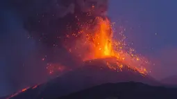 Asap mengepul dari Gunung Etna seperti yang terlihat dari Milo, Sisilia, Italia, Senin (9/8/2021). Gunung berapi paling aktif di Eropa tersebut menyemburkan abu vulkanik dan lava pijar ke sekitar area berpenduduk padat di lerengnya. (AP Photo/Salvatore Allegra)