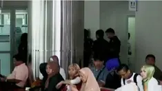 Kedatangan tim penyidik ini sempat mencuri perhatian para pengunjung di rumah sakit.